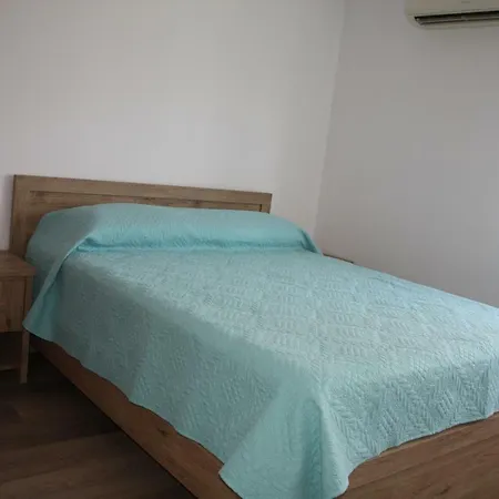 Apartment By The Sea 2 *